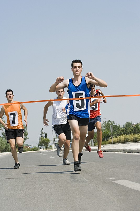 选手冲刺终点线,最终夺冠成功 选手冲刺终点线,最终夺冠成功