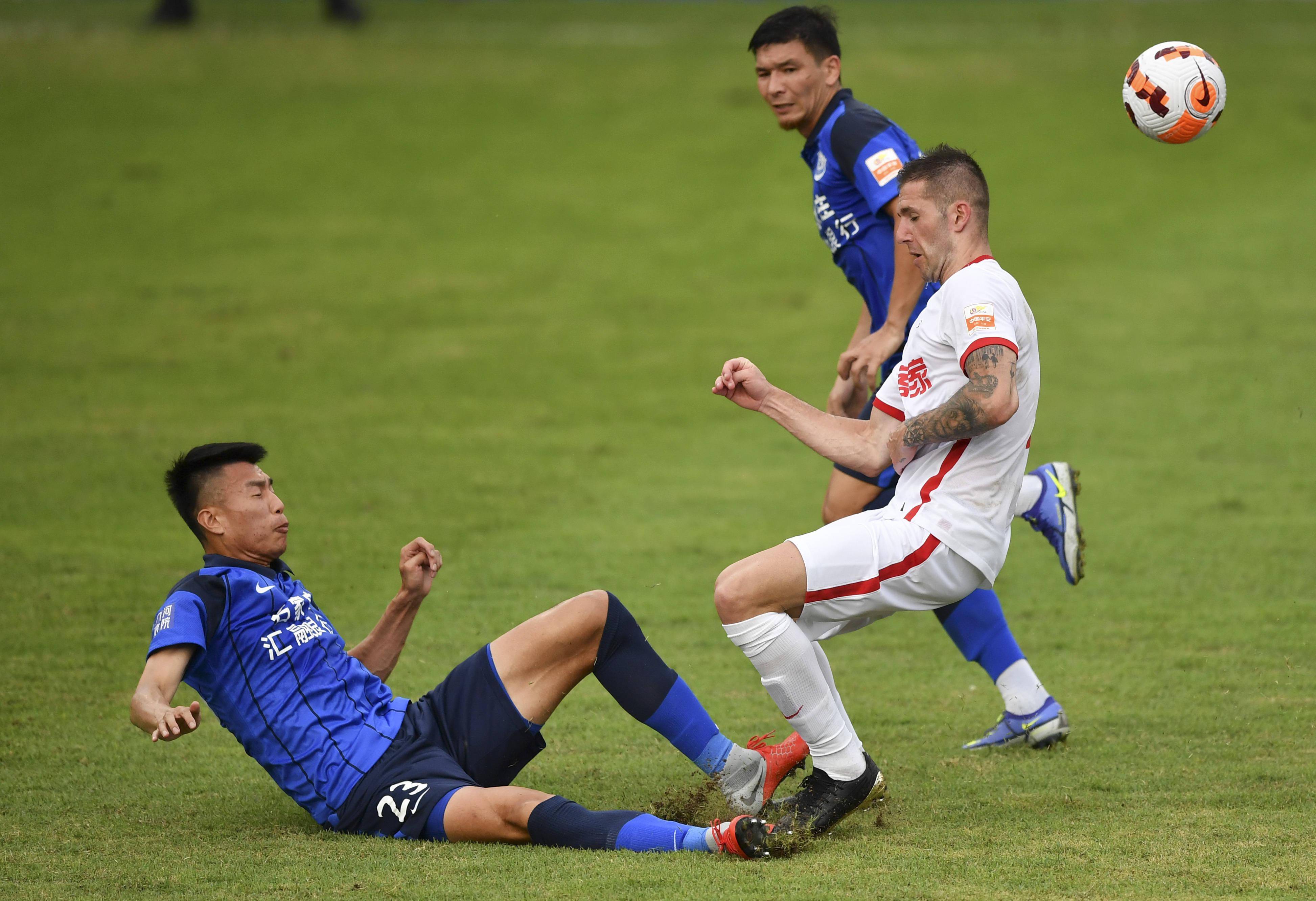 雄狮队在比赛中击败对手，取得胜利