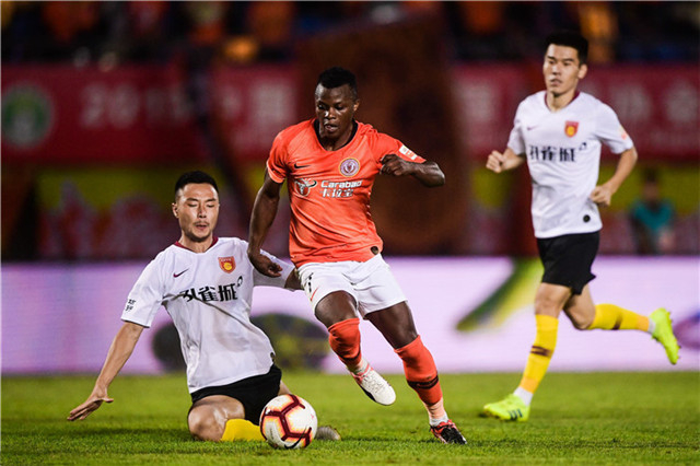 包含重庆斯威客场逵平北京人和，插足积分榜的词条