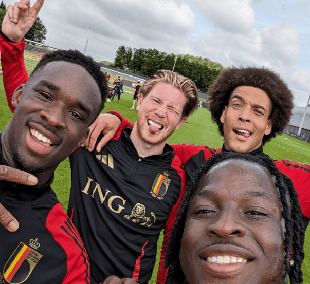 比利时队表现出色，强势领跑小组