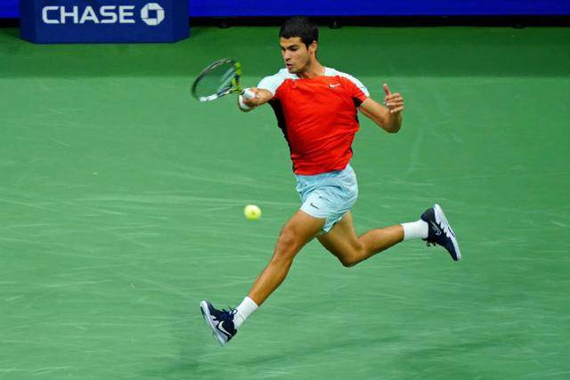 捷克男子网球选手击败强手，晋级下一轮