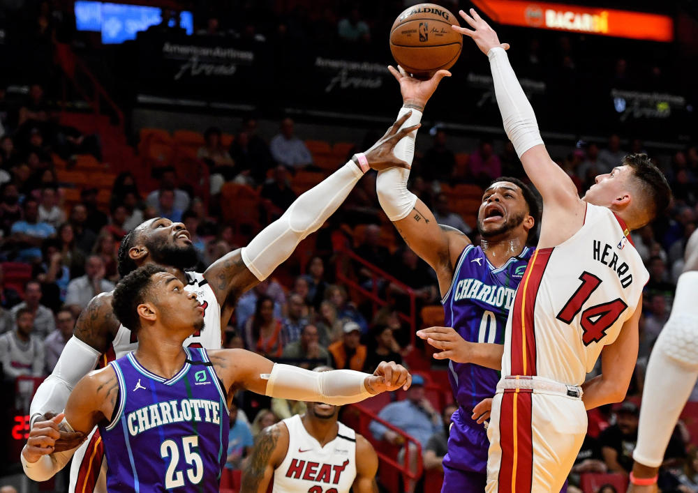 热火客场击溃黄蜂,保持榜首位置 热火客场击溃黄蜂,保持榜首位置