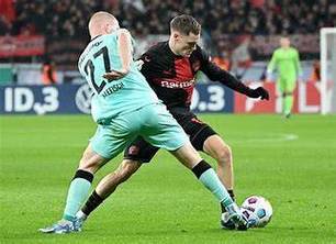 柏林赫塔主场不敌斯图加特,排名下滑并追赶中游位置 柏林赫塔主场不敌斯图加特,排名下滑并追赶中游位置